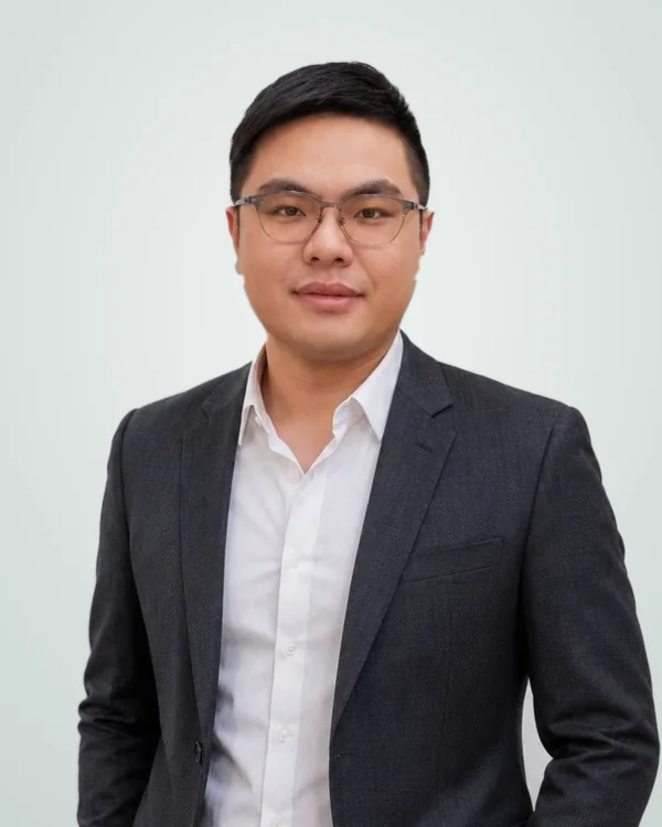 講師紀順文（小文老師）半身照，深色西裝、戴眼鏡