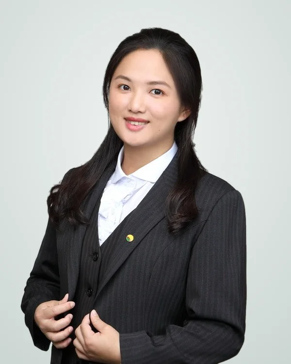 講師趙怡琇（琇琇老師）半身照，深色條紋西裝套裝